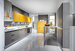 Прямая кухня с желтыми и серыми фасадами