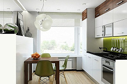 Белая кухня с акцентными деревянными навесными шкафами и ярким фартуком кварц