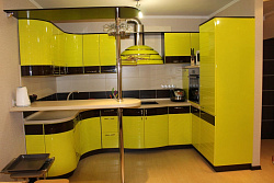 Кухня п-образная в жёлтом цвете