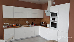 Белая кухня с пеналом и барной стойкой с деревянными полками и подоконником со скрытыми ручками