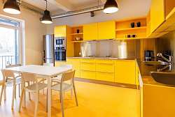 Большая угловая кухня в желтом цвете с открытыми полками