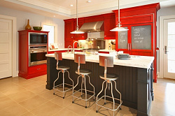 Кухня в красном цвете с грифельной доской для записей