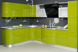 Глянцевая кухня с радиусными фасадами зеленого цвета