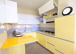 П-образная кухня в стиле минимализм жёлтого цвета кварц