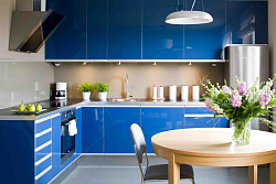 Угловая кухня с синими глянцевыми фасадами