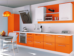 Прямая кухня с оранжевыми фасадами и открытыми полками