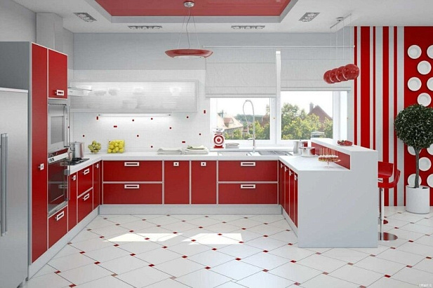 Кухня в красном цвете с навесным стеклянным шкафом