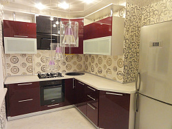 Бордовая акриловая кухня с белой столешницей Вена акрил