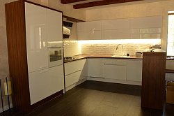 Белая акриловая кухня в стиле Хай-Тек Астрид с барной стойкой
