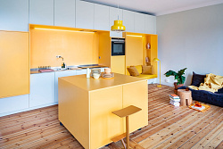 Высокая кухня в стиле минимализм с желто-белыми фасадами