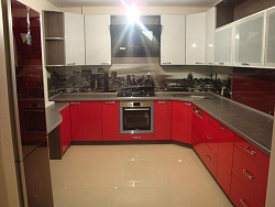 Встроенная красно-белая глянцевая кухня МДФ ПВХ Люси встроенная