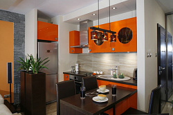 Кухня для небольшого помещения с оранжевыми фасадами