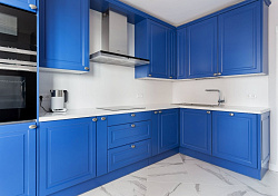 Небольшая угловая кухня в синем цвете
