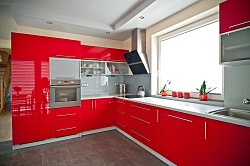 Большая угловая кухня с красными глянцевыми фасадами