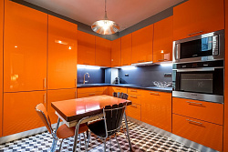 Кухня с оранжевыми глянцевыми фасадами