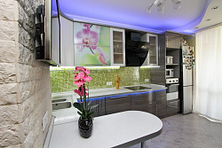 Коричневая кухня с фотопечатью фасады МДФ пленка Франк с барной стойкой