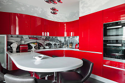 Кухня с радиусными фасадами красного цвета