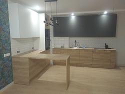 Кухня в скандинавском стиле с барной стойкой (белый/дерево/графит) со скрытыми ручками