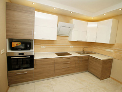 Бело-коричневая кухня с акриловыми фасадами Эвелина акрил