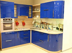 Синяя угловая кухня с радиусными фасадами