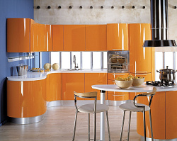 Кухня с оранжевыми радиусными фасадами