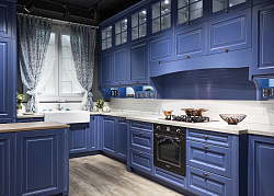 Узкая кухня с фасадами синего цвета