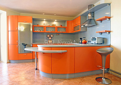 Кухня с большим панорамным окном МДФ Сигнал оранж П-21