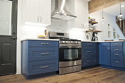 Классическая кухня с сине-белыми фасадами