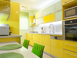 Кухня с жёлтыми фасадами для небольшого помещения