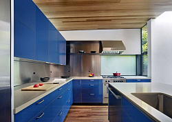 Синяя угловая кухня с островом