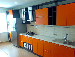 Кухня прямая с оранжевыми фасадами