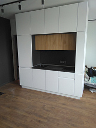 Компактная линейная белая кухня для квартиры-студии