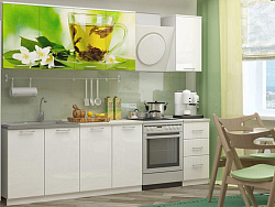 Кухня белого цвета с фотопечатью на верхних шкафах